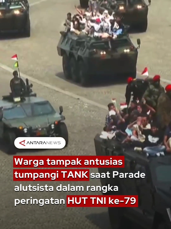 Warga tampak antusias tumpangi TANK saat Parade alutsista dalam rangka peringatan HUT TNI ke-79 #HUTTNI #TNI #TNI79 #tentara #tentaraindonesia #militer #monas #silangmonas #tiktokberita #fyp #longervideos 