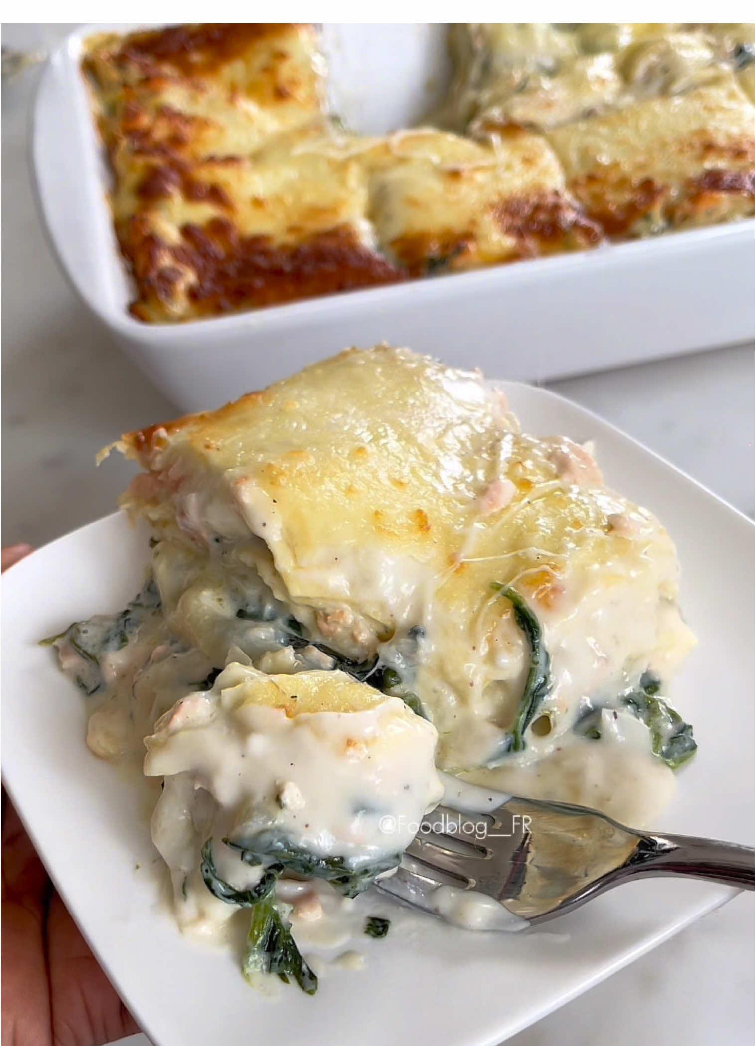 Lasagne aux saumons & épinards 🇮🇹 Ingrédients : Saumon Oignons Gousses d’ails Épinards frais Crème Boursin Épices : sel/poivre/épices du sud (romarin,origan…) Béchamel Dans une sauteuse, faites revenir environ 2 min le saumon frais de chaque côté (retirez la peau) et réservez de côtés. Toujours dans la même sauteuse, faire suer l’oignon et les gousses d’ails dans un peu de matière grasse (huile d’olive) puis ajouter les épinards frais. Laisser prendre quelques minutes avant d’ajouter le saumon. Verser la crème, le boursin (bien mélanger et laisser revenir jusqu’à ce que sa épaississe légèrement) Mélanger. Réserver. Entre temps préparer votre béchamel que vous avez l’habitude de préparer Montage : Dans un plat si possible rectangulaire se sera plus simple avec les feuilles 🥰, verser une première couche de béchamel, une couche de feuille de lasagne, la farce épinards saumon, puis le fromage, et ainsi de suite en terminant le plat par une couche de farce recouvertes de béchamel, plus du fromage. Enfourner dans un four préchauffé à 180°C pour 30 min. • • • • • • • • • • • • • • • • • • • • #italianfood #dejeuner #lasagnes #boursin #recette #lasagne #lasagna #saumon #reelfood #foodrecipes #recetterapide #recettesimple #homecook #foodrecipe #foodreels #recipes #salmondinner #foodstagram #Foodie #FoodLover #foodblogger #blogger