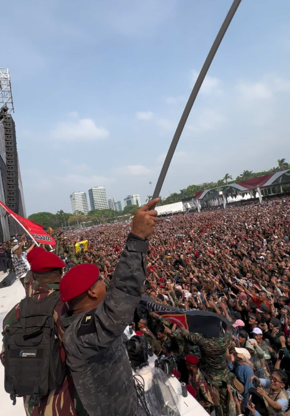 Aku cinta TNI 79th 🫶🏻 Monas memanas, 200rb orang rela panas panas ❤️‍🔥 #ndxaka #huttni79 