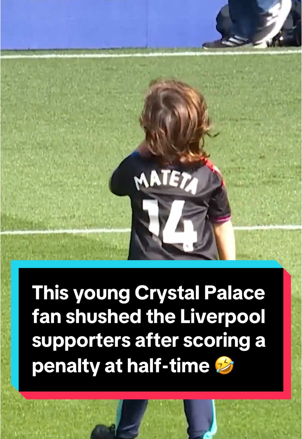 This young Crystal Palace fan shushed the Liverpool supporters after scoring a penalty at half-time 🤣🤫 #lfc #liverpool #crystalpalace #cpfc pl #PremierLeague 