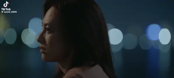 Cuối cùng thì Sâu cũng ko đợi Mai nhưng Mai vẫn còn đeo sợi dây chuyền Sâu tặng sau ngần ấy năm.