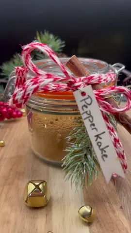 Lag pepperkakekrydder selv i år, det er så enkelt og super godt🤩 Du trenger kun 6 forskjellige krydder og en lufttett beholder. Krydderet kan brukes eller drysses på så mye - for eksempel kakao, muffins, kaker, boller og mye mer. Her er det bare fantasien som setter grenser😉🤶🏻🎅🏻🎄 Oppskrift: 🎄3 ss kanel 🎄3 ss ingefær 🎄1 ts nellik 🎄1 ts malt muskatnøtt 🎄1 ts kardemomme 🎄1 ts koriander Fremgangsmåte: Bland alt sammen i en lufttett beholder. Holdbar så lenge som krydderet er holdbart.  #pepperkakekrydder #pepperkake #julebakst #hjemmelaget #julestemning #julekos