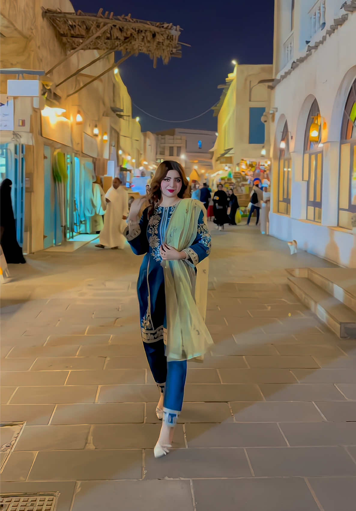 My favorite hangout spot in the evening! Souq waqif 🇶🇦 Subscribe our Youtube Channel: Single Sisters ❤️  Add me on snap: krind45 #kainaatbaloch #kainaatsignatureapparels #qatar #modestfashion #doha 