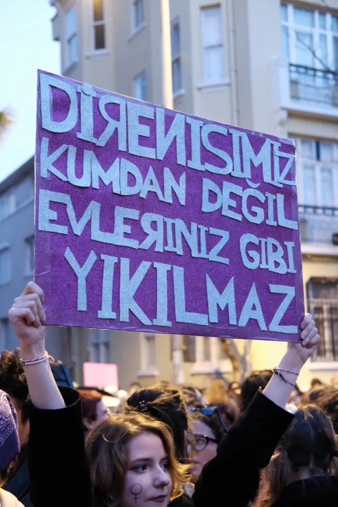 susmayin, haykirin, unutmayin, unutturmayin. her birimiz ozgur ve guvende olana dek hicbirimiz degiliz. #kesfet #istanbulsozlesmesiyasatir #turkishwomenlivesmatter #kadinasiddetehayir 