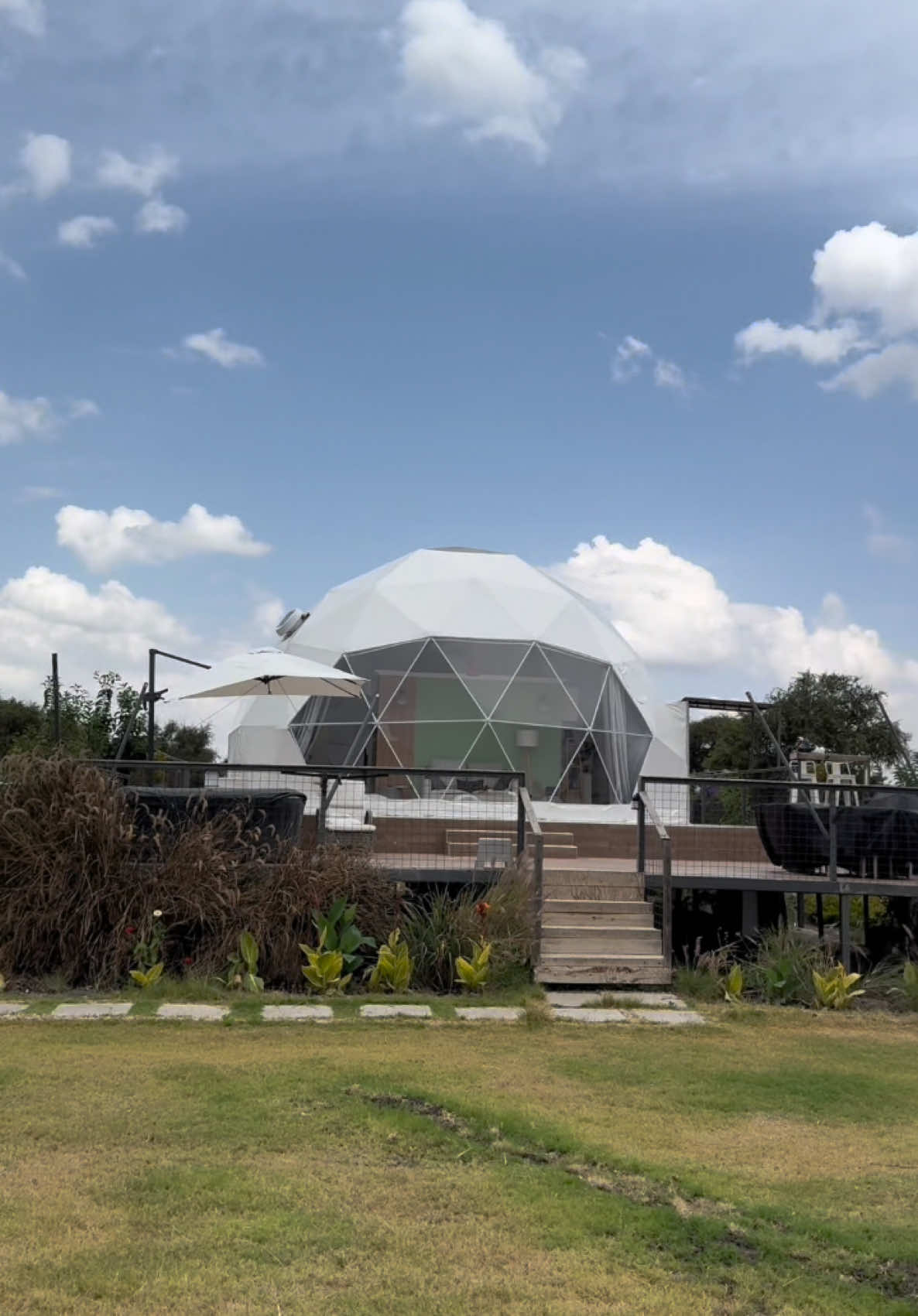 SAVE THIS FOR LATER🔌📍📌 📍 @kapitifarmdome A hidden gem in Machakos 🥳@kapitifarmdome is located in Machakos, 45 minutes from Nairobi. The dome is very luxurious and it accomodates 2 pax .Tts fitted with aR refrigerator,kitchenware and a microwave in the kitchen. The tent also comes with a barbeque, a flat screen tv with streaming services. A private bathroom plus a hot tub as well as breath taking views not to mention the friendly and amazing hosts 😍 #glamping #glampinglife #glampingdome #kenya #tembeakenya #viralvideos #veen_food #CapCut 