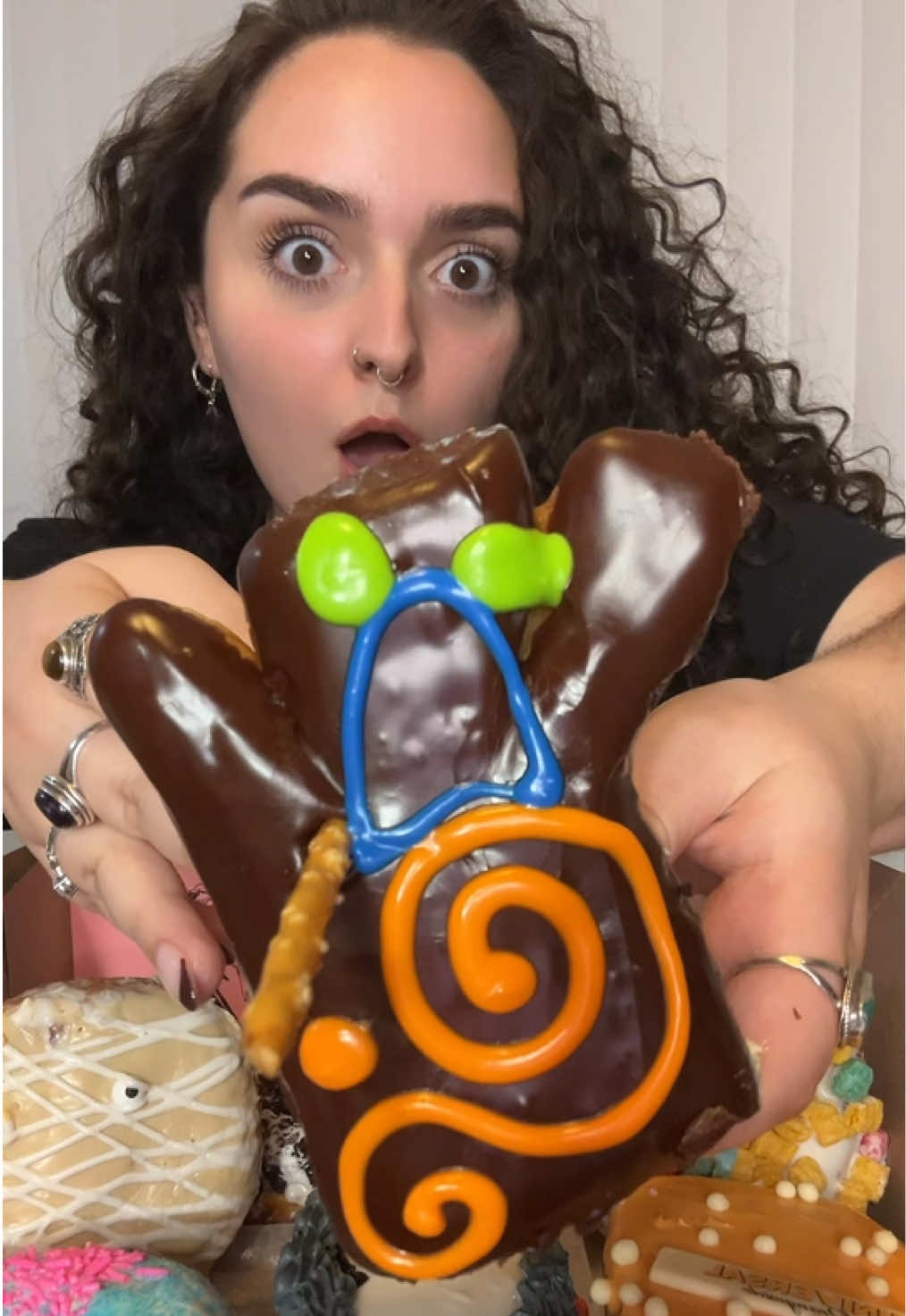 trying voodoo donuts for the first time 🌀👻  #voodoodoughnuts #voodoodonuts #donuts #donutmukbang #doughnut #doughnuts #eatwithme #mukbang #mukbangeatingshow #eatingasmr #foodasmr #mukbangasmr #asmreating #eatingshow #eatingshowasmr #eatingsounds #mukbangs #mukbangvideo #eatingsounds 