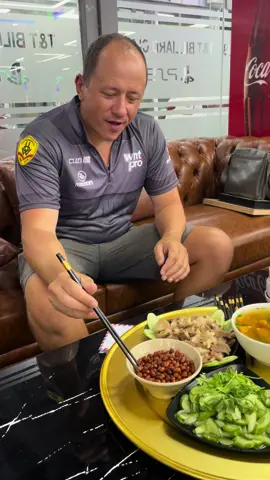 Dương Quốc Ninh a zai Dương Quốc Hoàng đã có mặt tại Hà Nội để thi đấu Hà Nội Open. Ăn uống sinh hoạt như người Việt zồi mọi người, thiếu mỗi cái quốc tịch nữa thôi. #shanevanboening  #Hoangsao  #dươngquochoang  #duongquocninh #Duongwngtiktok#xuhuong  #xhtiktok2024 