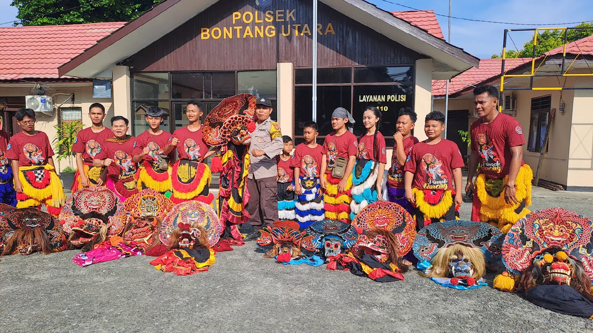 Bhabinkamtibmas Kel.Loktuan Monitoring Pengamanan Parade Barong Kota Bontang #Polripresisi  #PolresBontang  #Poldakaltim  #Divhumaspolri 