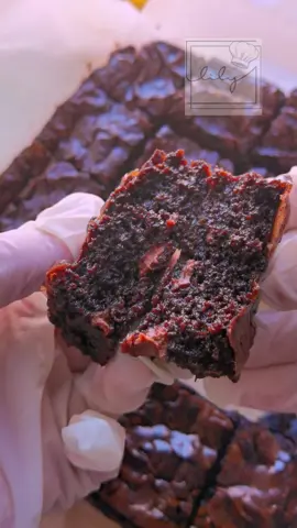 Fudgy, Chewy Brownies with nutella 📌 Ingredients 1 cup unsalted butter 1/4 cup powder milk 1/2 cup cocoa powder 100 gram chocolate 3 large egg 1/2 cup brown sugar 3 tbsp oil 1 and 3/4 cup powdered sugar 1/2 cup all-purpose flour 1 tsp vanilla 1/4 tsp salt 200 gram nuttella 📌 Baking time Preheat oven, BAKE at 250C for 30 minutes 🔴 BAKING TIME MAY DEPENDE ON THE TYPE OF OVEN YOU USED 🔴 LIVE, LOVE, BAKE 💛 #fudgybrownies #fudgychewybrownieswithnuttela #fyp #liely #highlights #cookingvideos #baking #tiktokviral 
