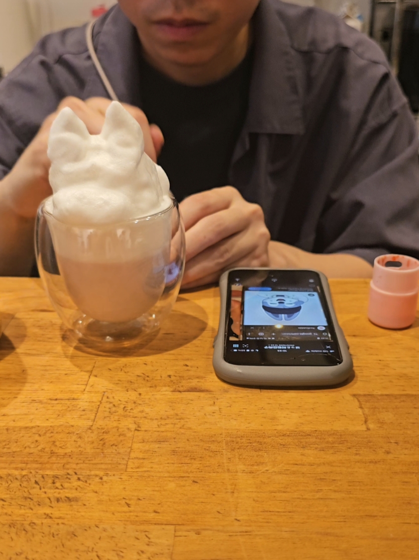 HatCoffee in Tokyo they made me a Wolfchan out of milkfoam 🥰 #tokyo #japan #hatcoffee #straykids #wolfchan #straykidseverywhereallaroundtheworld #skz #skzeverywhereallaroundtheworld #skzworlddomination #bangchan #tokyojapan #coffeeart #stay 