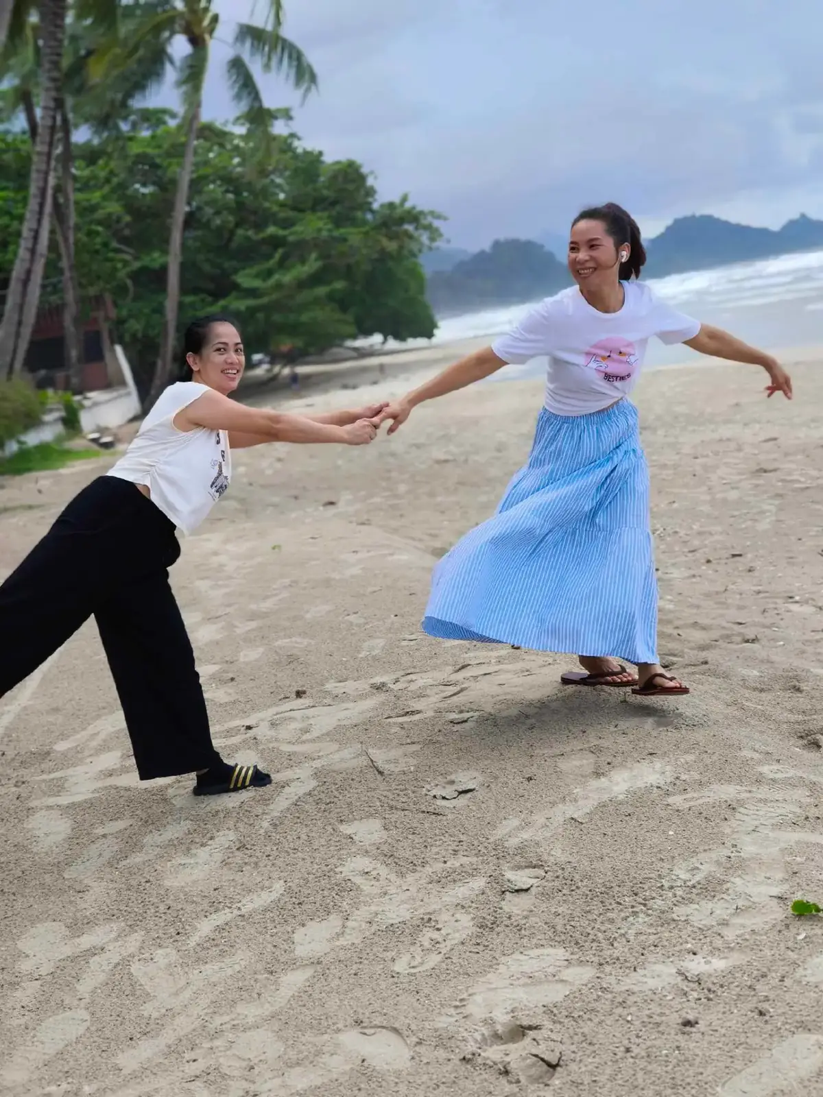 🔴 ฝ้าจากการสะสมสารเคมี ใช้สมุนไพรอัดก้อนตะวันเดือน สูตรตำรับนางแซง ดูแลทำความสะอาดปรับสภาพผิว 🔴 สมุนไพรอัดก้อนตะวันเดือน สูตรตำรับนางแซง  📄เลขจดแจ้งอย. 10-1-6200014063 🔴 ใช้ดูแลทำความสะอาดหน้า ฝ้า หน้าหมองคล้ำ 🔴👉จดแจ้งอย. เพื่อใช้ทำความสะอาดผิวหน้าและผิวกาย  สบู่น้ำมัน เพื่อผิวกระจ่างใสและเนี่ยนนุ่มอย่างเป็นธรรมชาติด้วยสบู่สูตรเฉพาะอ่อนโยนเปี่ยมด้วยเนื้อฟองนุ่มและความชุ่มชื่นจากกลีเซอรีนตามธรรมชาติช่วยให้ความสะอาดล้ำลึกเมื่อใช้อย่างต่อเนื่องเหมาะสำหรับทุกสภาพผิว #ตะวันเดือน #สมุนไพรอัดก้อน #นางแซง #ว่านนางคำ #ตะวันเดือน #หวย #น้ำนมข้าว #แทรนวันนี้ #สืบสานสมุนไพรมรดกไทย 