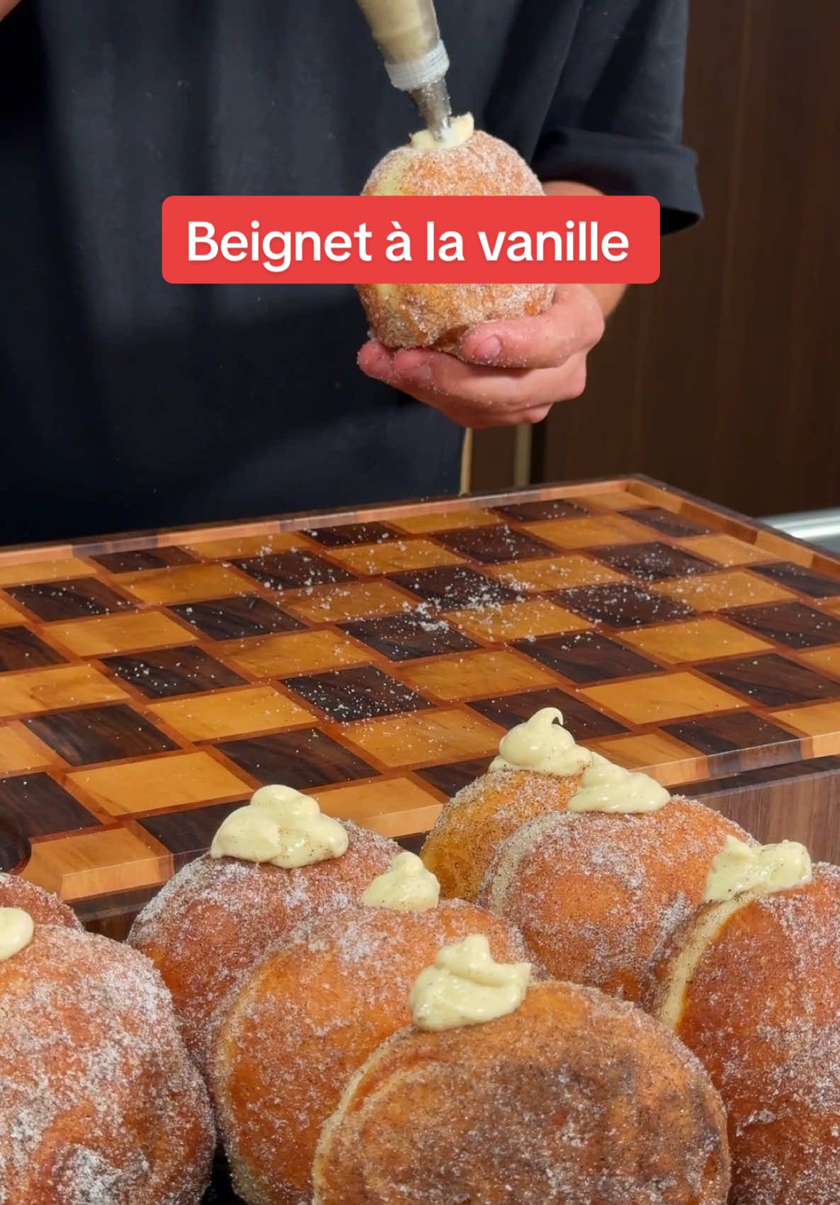 Babe veut des beignets 🍩🍿🎬 Crème pâtissière : 	•	500 ml de lait entier 	•	4 jaunes d’œufs 	•	80 g de vergeoise blonde 	•	20 g de farine 	•	20 g de maïzena 	•	40 g de beurre 	•	2 feuilles de gélatine 	•	2 gousses de vanille 	•	Porte le lait à ébullition avec les gousses de vanille fendues et grattées. 	•	En parallèle, blanchis les jaunes d’œufs avec la vergeoise. 	•	Ajoute la farine et la maïzena, puis mélange jusqu’à obtenir une préparation homogène. 	•	Verse un peu de lait chaud dans le mélange tout en remuant. 	•	Reverse le tout dans la casserole avec le reste du lait chaud. 	•	À feu doux, fouette la préparation jusqu’à ce qu’elle épaississe et nappe la spatule. 	•	Hors du feu, incorpore le beurre en mélangeant bien jusqu’à ce qu’il soit complètement fondu. 	•	Ajoute la gélatine préalablement trempée dans de l’eau froide et essorée, puis mélange. 	•	Étale la crème pâtissière sur une plaque, filme au contact, et laisse reposer au frigo pendant 4 heures. 	•	Après 4 heures, fouette la crème pâtissière pour la rendre lisse, puis mets-la dans une poche à douille. 	•	Réserve. Pâte à beignets : 	•	20 cl de lait 	•	1/2 cuillère à café de sel 	•	80 g de sucre 	•	2 œufs 	•	500 g de farine 	•	21 g de levure boulangère fraîche 	•	80 g de beurre 	•	Huile neutre pour friture 	•	Assure-toi que tous les ingrédients soient à température ambiante. 	•	Dans un saladier, verse le lait, le sel, le sucre et les œufs, puis mélange jusqu’à ce que ce soit homogène. 	•	Ajoute la farine en une seule fois et mélange pour obtenir une pâte. 	•	Ajoute la levure et mélange à nouveau. 	•	Farine légèrement ton plan de travail et pétris la pâte pendant environ 5 minutes. 	•	Incorpore le beurre et continue de pétrir pendant 10 minutes. Si tu utilises un robot, ce sera plus facile ! 	•	Lorsque la pâte est élastique et ne se déchire pas, place-la dans un saladier légèrement huilé pour éviter qu’elle ne sèche. 	•	Laisse reposer 3 heures sous un torchon. 	•	Dégaze la pâte, puis forme un rouleau. 	•	Découpe en plusieurs petites boules. 	•	Rabats les bords de la pâte vers l’intérieur pour qu’elle soit bien lisse. 	•	Dispose les boules sur des carrés de papier sulfurisé. 	•	Laisse lever encore une heure sous un torchon. 	•	Une fois levées, fais frire les beignets dans l’huile chaude pendant 1 à 1 minute 30 de chaque côté. 	•	Laisse-les refroidir légèrement, puis enrobe-les de sucre vanillé. 	•	Fourre chaque beignet avec la crème pâtissière. Tu vas te régaler, c’est un vrai banger !