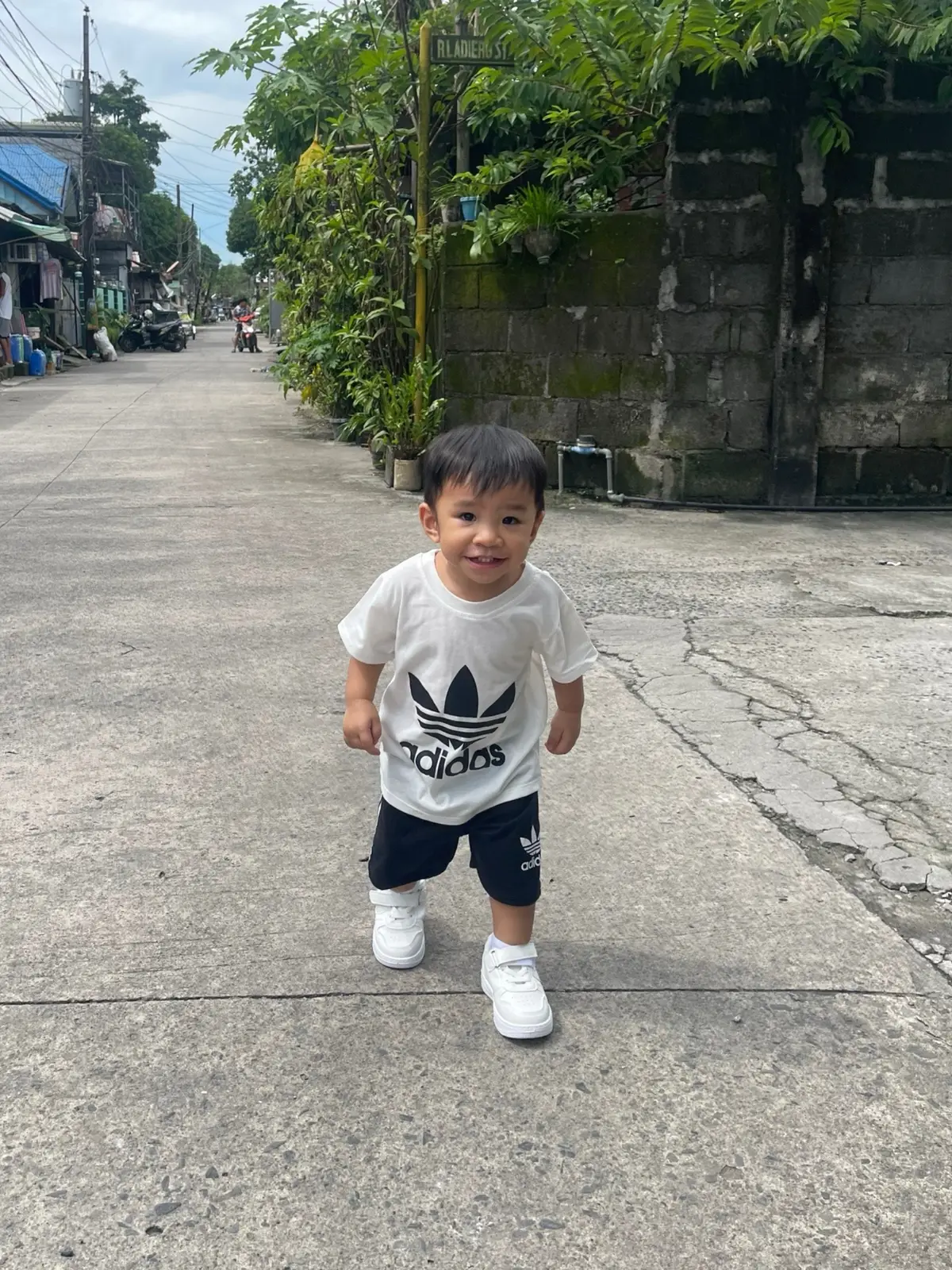 Sa sobrang bored namin sa bahay, naisipan naming guluhin ang tita ko sa magsaysay because why not? 🤣 Terno: @Mico's Closet  Shoes: Senma Shoes #jellaijoenelle #batangtrex #mommasaurus #MomsofTikTok #fyp #momlife #toddlerootd 