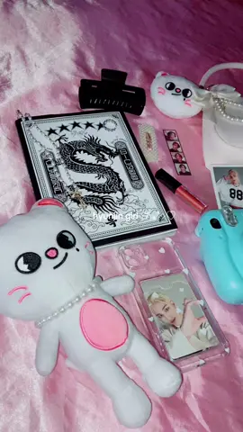 sobbing this dumplinh charm is so cute😭🥟the bag is so adorable too im in love #cucumbermilkk #hyunjin #hwanghyunjin #hyunjinism #cutesy #coquette #trend #viral #aesthetic #straykids #skz #stay #lovestay #jiniret #bow #charms #스트레이키즈 #STRAYKIDS #SKZ #HYUNJIN #jinnie #skzstay #skz4thgenleaders #skzfyp #skzhyunjin #skzworlddomination #straykidseverywhereallaroundtheworld #boost #foryoupage 
