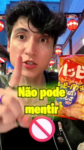 Bem que no Brasil podia ter algo assim né? Olha que curioso! No Japão, parece que existe um tipo de lei ou regulamentação sobre as embalagens de alimentos que diz que as ilustrações ou fotos precisam realmente mostrar o tamanho do que está dentro do pacote, pois as empresas recebiam muitas reclamações de imagens “infieis” dos produtos 👀🇯🇵 E não é que as imagens são exatamente do mesmo tamanho? Eu fiquei surpreso ao testar e agora vou ficar comparando tudo que eu for comer durante a viagem kkkkk Morar no Japão é uma experiência incrível - e você também pode realizar esse sonho. Conheça a @livingjapanintercambio e receba toda a assistência que você precisa para dar o primeiro passo de se mudar para o Japão! ❤️ #Japão #Japan #Viagem #Travel #DicadeViagem #TokyoTravel