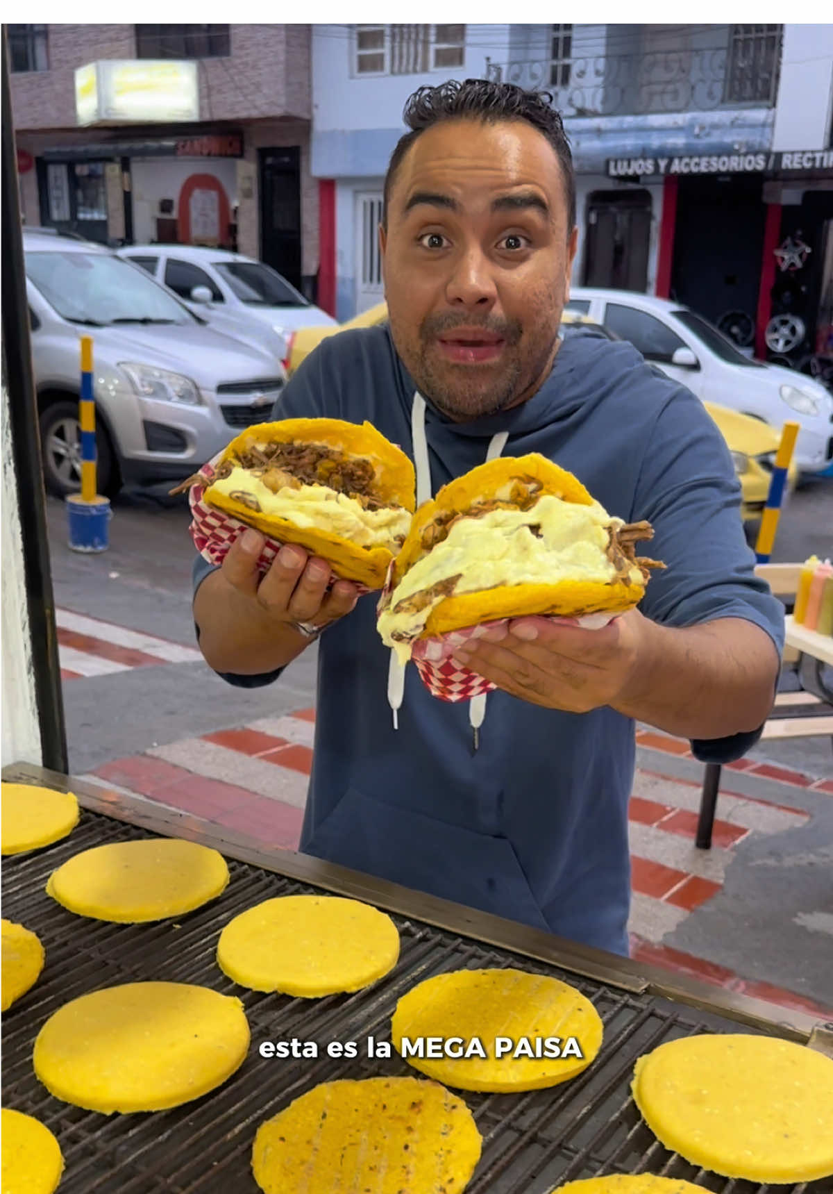 🤤🫓Rellena de puro sabor y recargada de mucho sazón 🔥😋 así es la mega paisa de @senorarepapereira 🔝una de las arepas ganadoras en el gastroparche de la cosecha 🏆 más de 2 mil pereiran@s probaron esta edición especial que ahora se queda en la carta y si usted no ha ido tiene que probar 🥳 📍pereira: Cra 11 # 31 - 05  📲 3104487255 🎬 @compremoslocal  #pereira #areparellena #arepas #gastroparche #compremoslocal 