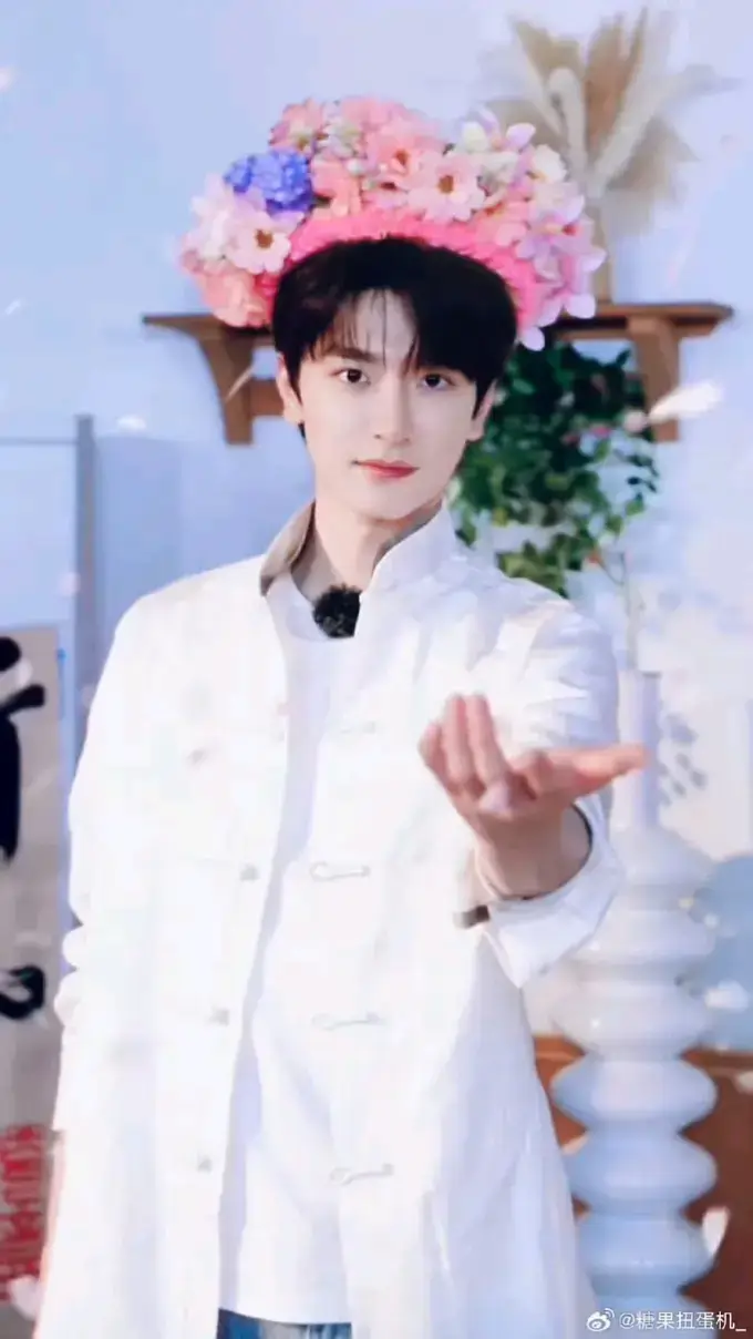 cute lin yi🌸🌸aww so handsome😜🤩