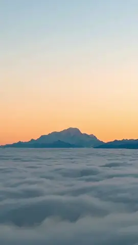 Samedi 5 octobre, j’ai réussi à réunir plus de 100 personnes pour une randonnée afin d’admirer une mer de nuages. Malgré cette fierté, je dois avouer que j’ai beaucoup stressé pendant deux jours. Plus l’événement approchait, plus les prévisions météo annonçaient qu’il n’y en aurait pas. Mais une fois arrivés au sommet, à 6h45, le spectacle était inimaginable. Une mer de nuages nous attendait, accompagnée de magnifiques couleurs dans le ciel. L’émotion dans le regard de ces Parisiens, Lyonnais, et d’autres personnes venues des quatre coins du pays m’a profondément touché. Je suis fier de moi, fier des efforts fournis pour rassembler toutes ces personnes, et je tiens à vous remercier du fond du cœur pour l’état d’esprit que vous avez eu, le sourire, le respect envers la nature, dont j’ai tant parlé avant notre départ vers le sommet. Je continuerai de partager cette passion avec amour ❤️. À très vite pour de nouvelles aventures 🏔️. Rdv sur Instagram pour vivre ces moments 🏔️❤️ IG : bilelmcharek  #foryou #pourtoi #fyp #tiktoktravel #grenoble 