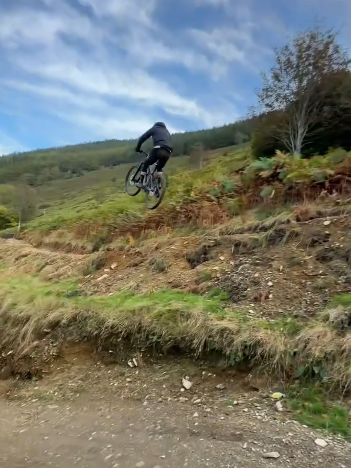 Where’d that speed come from? 🧐🧐🧐 ● Credits: @josh.j.brazier 🎥 @tristanjones29  #downhill #foxmtb #mtblife #enduromtb #scottbikes #downhillmtb