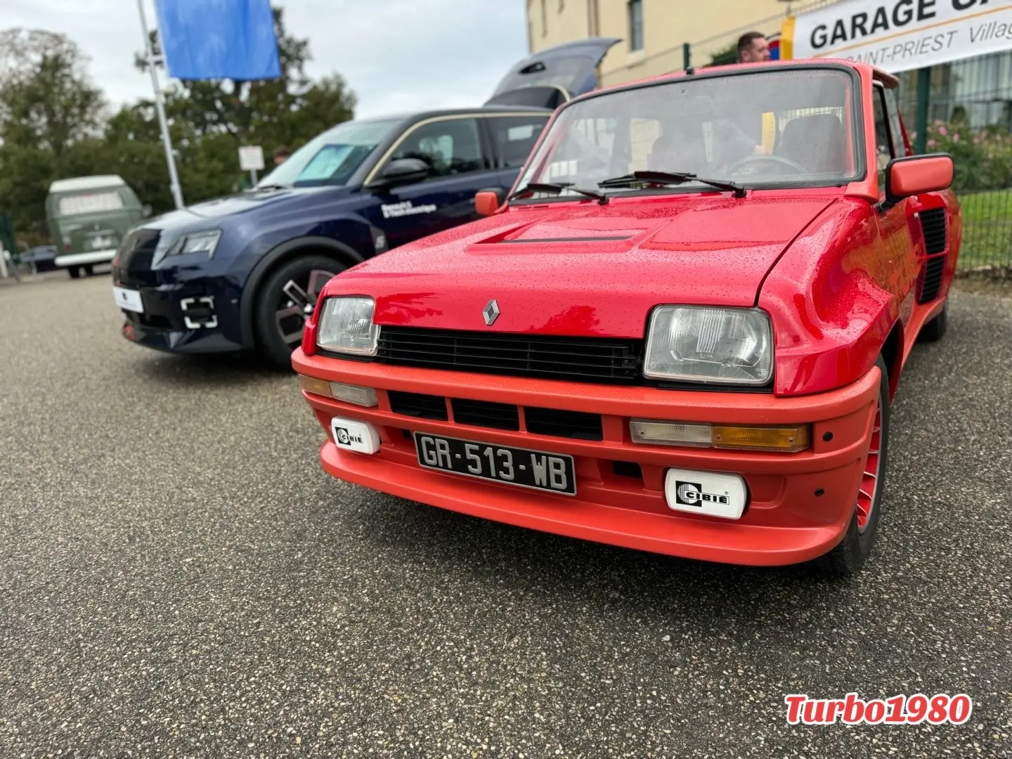 Vues aujourd’hui à l exposition #sublimisrotae à saint priest la nouvelle Renault 5 Electrique tout juste commercialisée en compagnie d une iconique r5 turbo de 1981 😱😻 #renault #renault5 #renault5turbo #renault5electrique #automobilisteslyonnais #r5 #r5turbo #r5electrique @Automobilistes Lyonnais 