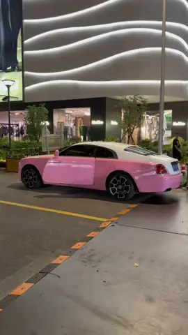 Cô gái 18 tuổi ở Thượng Hải lái chiếc Rolls-Royce đưa bạn trai đi mua sắm #rollsroycewraith 