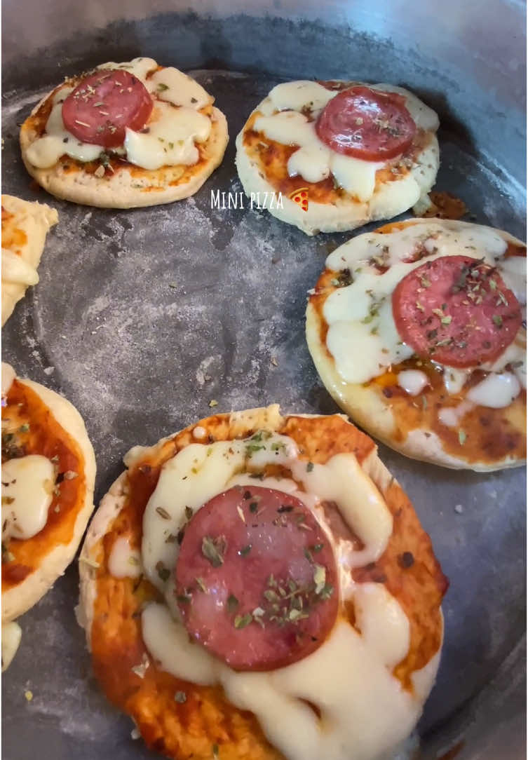 Mini pizza 🍕✨ #fyp #f #fypp #viraltiktok #tiktok #foryouu #pizza #receita 