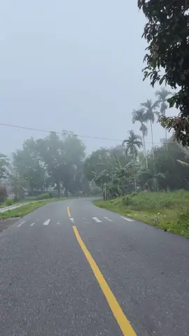 Kabut selalu menenangkan hati💨💦 📍mapurujaya,timika #timika #timikapapua #timikapapuakotadolar #timikastory589 #timikapapuatiktok #timikapapua📍 #tiktok #sky #street #countryroads #road #indie #aesthetic #calm #viral #memories #vibes #fog #kabut 