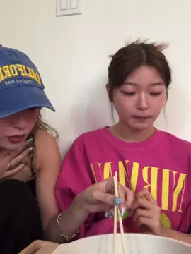 they’re soo cute 🥺🥺🩷 @Yoonchae @daniela avanzini @KATSEYE  #katseye #yoonchae #daniela #weverselive #fyp #iconickats #eyekons #virał 