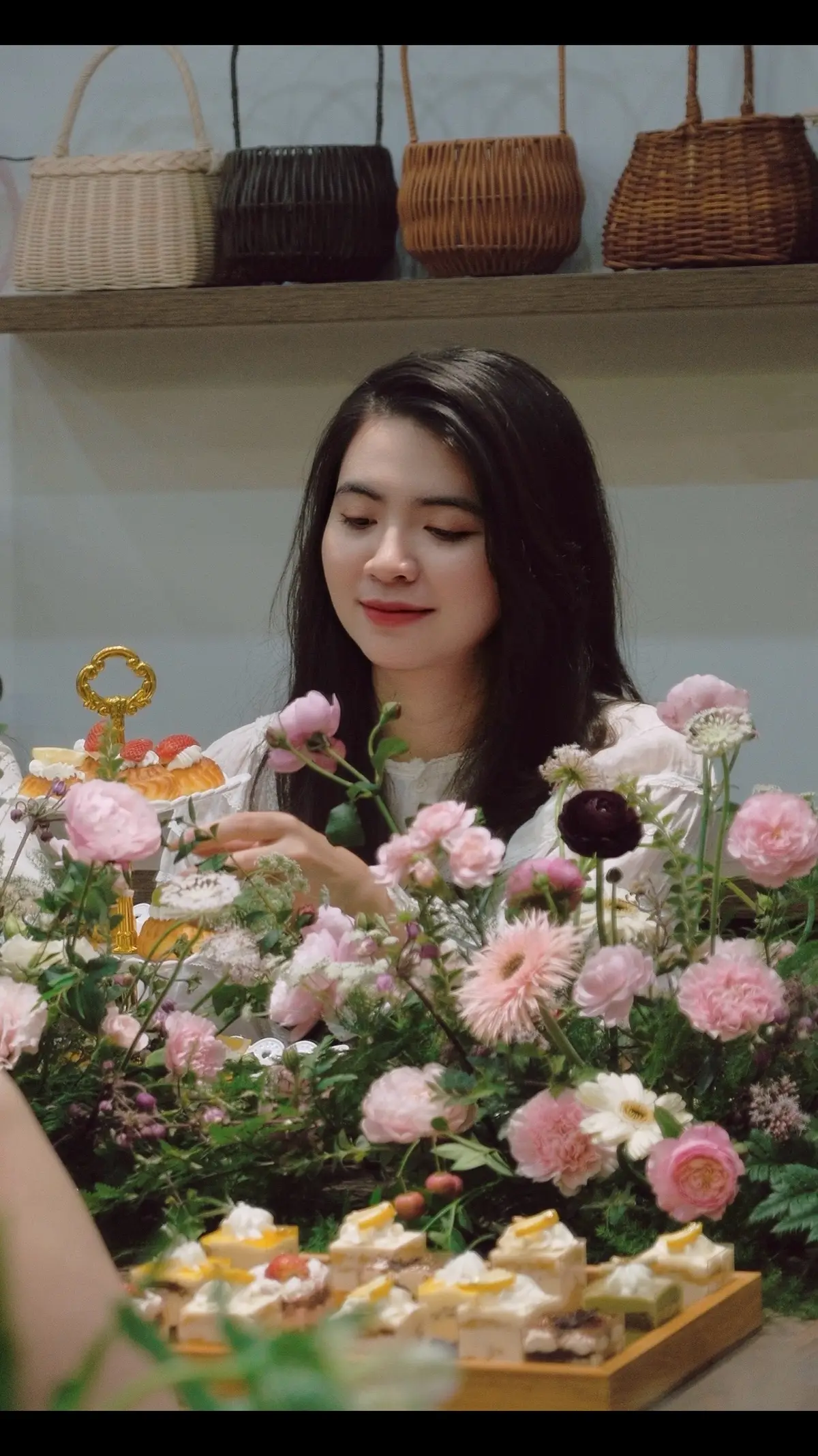 Phụ nữ ai cũng mong có thể nghe được những lời này từ người mình thương:  “Thích em vì tính cách con người, thích mindset của em, thích em ngay cả khi tóc không phồng, môi em không đỏ, má em không hồng. Thấy em đẹp từ những vết thương trên da lẫn trong lòng và ngay cả cách em vượt qua chúng”  #canonind #flower #quote #lovestory 