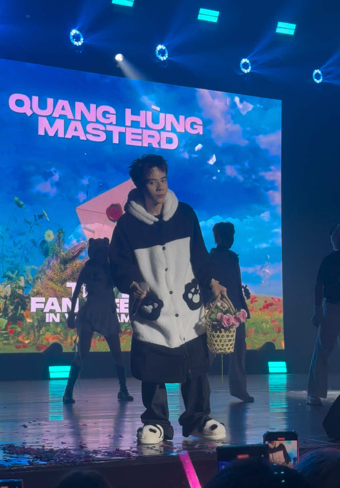 Quang Hùng MasterD mặc đồ gấu trúc Panda dí fan. #quanghungmasterd #the1stfanmeetinginvietnam #Muzik @Quang Hùng MasterD 