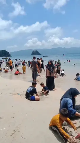 kameramennya dikerjain,ikutan basah kuyup,,