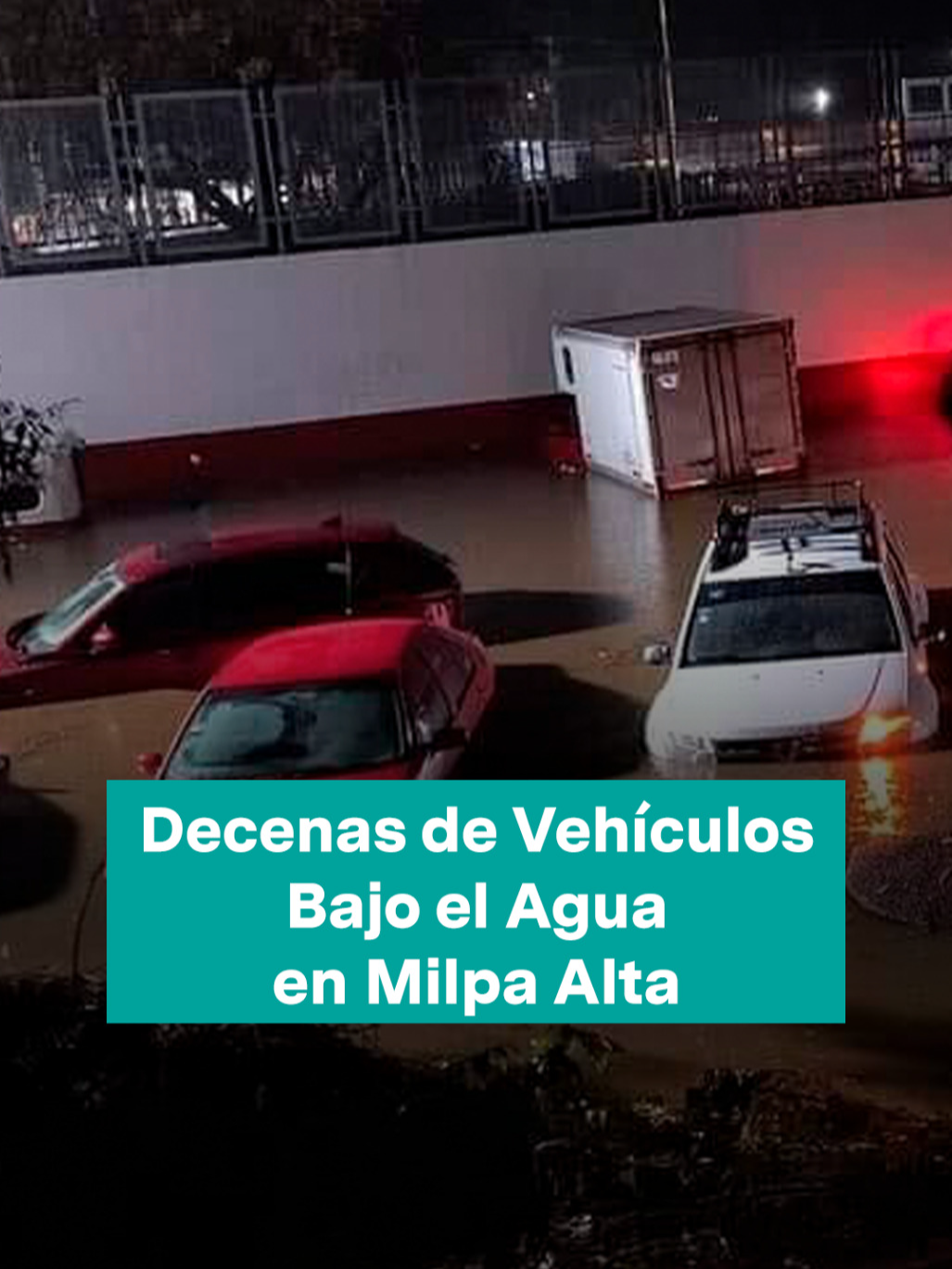 Cerca de 30 vehículos quedaron bajo el agua, luego de la intensa tormenta que azotó la tarde de este domingo en las inmediaciones de la tradicional Feria del Mole, en el poblado de San Pedro Atocpan, alcaldía Milpa Alta, en la CDMX. #milpaalta #inundaciones #feriadelmole