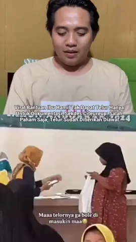 Rekaman video pembagian bantuan paket makanan untuk ibu hamil hanya untuk dokumentasi saja, viral di media sosial. Diketahui peristiwa itu terjadi di Desa Citeureup, Kecamatan Dayeuhkolot, Kabupaten Bandung pada Kamis (3/10).  Sekretaris Desa (Sekdes) Citeureup Oom Rukmana mengatakan, peristiwa yang viral itu benar terjadi di lingkungannya. Namun ada kesalahpahaman pada warga yang mengunggah video itu di media sosial. Oom menuturkan, itu adalah penyaluran bantuan gizi untuk ibu hamil dan balita. Penyaluran dilakukan ke dalam dua tahap yang dilakukan pada bulan Agustus dan Oktober 2024. Dalam penyalurannya, terjadi dua kali proses pembagian kepada warga yang mengakibatkan terjadinya rekaman video itu.  “Penyaluran itu ketidaktahuan dan kesalahpahaman terkait bantuan yang diterima penerima manfaat tersebut,” kata Oom saat dikonfirmasi, Senin (7/10). Oom menjelaskan, telur yang difoto dengan ibu pada video sudah diberikan di tahap pertama penyaluran bantuan. Sehingga di pembagian kedua, ibu itu tidak lagi menerima bantuan telur dan hanya mendapatkan jenis makanan yang lain. Artikel JPNN.com #infojabodetabek #beritanasional #indonesia #bantuansosial 