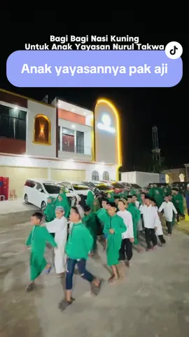 yaa kali ini kita bagi bagi nya ke anak yayasannya bapak ajii dluu