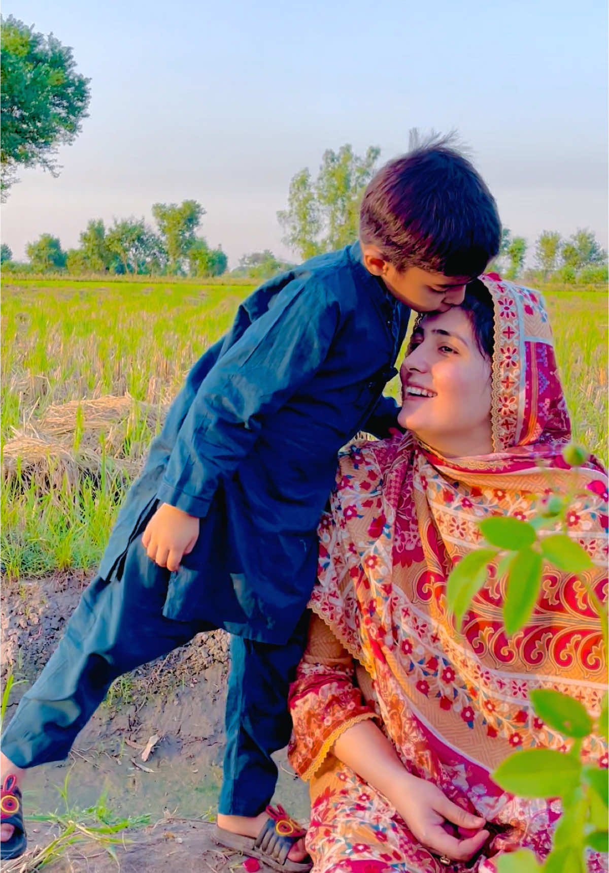 Love mom son#azraimran51 #standwithkashmir #azraimran #foryoupage #pakistan #villagequeenAzraImran #villagelife #foryou #tractorgirl #imranmangat #onemillionaudition 