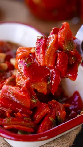 Yapabileceğiniz en pratik turşu tariflerinden biri olan közlenmiş kırmızı biber turşusu karşınızda! 🌶️😍 Rengiyle iştan açan bu nefis turşu çok kısa bir sürede yenmeye hazır oluyor üstelik, mutlaka deneyin! 😋 Köz Kırmızı Biber Turşusu Malzemeler 2,5 kg kırmızıbiber 1 çay bardağı zeytinyağı (125 ml) 1 çay bardağı üzüm sirkesi (125 ml) 2 yemek kaşığı kaya tuzu 1 silme tatlı kaşığı toz şeker 2 baş sarımsak Yarım demet maydanoz Hazırlanışı Öncelikle kırmızı biberleri güzelce yıkayalım. Ocağa közleme tavasını yerleştirerek biberlerimizi közleyelim. Közlenen biberlerin kabuklarını soyalım ve çekirdeklerini temizleyerek doğrayalım. Doğradığımız biberleri geniş bir kap içerisine alalım. Üzerine ince kıyılmış maydanoz, sarımsak, zeytinyağı, sirke, kaya tuzu ve toz şeker ekleyelim. Nazikçe karıştırdıktan sonra kavanozlara dolduralım. Kavanozun ağız kısmını silelim ve kapağını hava almayacak şekilde sıkıca kapatalım. Dilerseniz turşuların daha uzun süre dayanması için uygun bir tencereye alıp su ekleyerek 15 dakika kadar kaynatabilirsiniz. Közlenmiş kırmızı biber turşularımız hazır. Afiyet olsun! #nefisyemektarifleri #nefisyemektariflerinden #nefis #nefistarifler #tarif #bugünnepişirsem #food #cooking #yemektarifi #Recipe #recipetok #tarifvideoları #tariflerce #tarifim #közkırmızıbiber #biberturşusu #turşu #turşutarifi #pickle #picklerecipe 