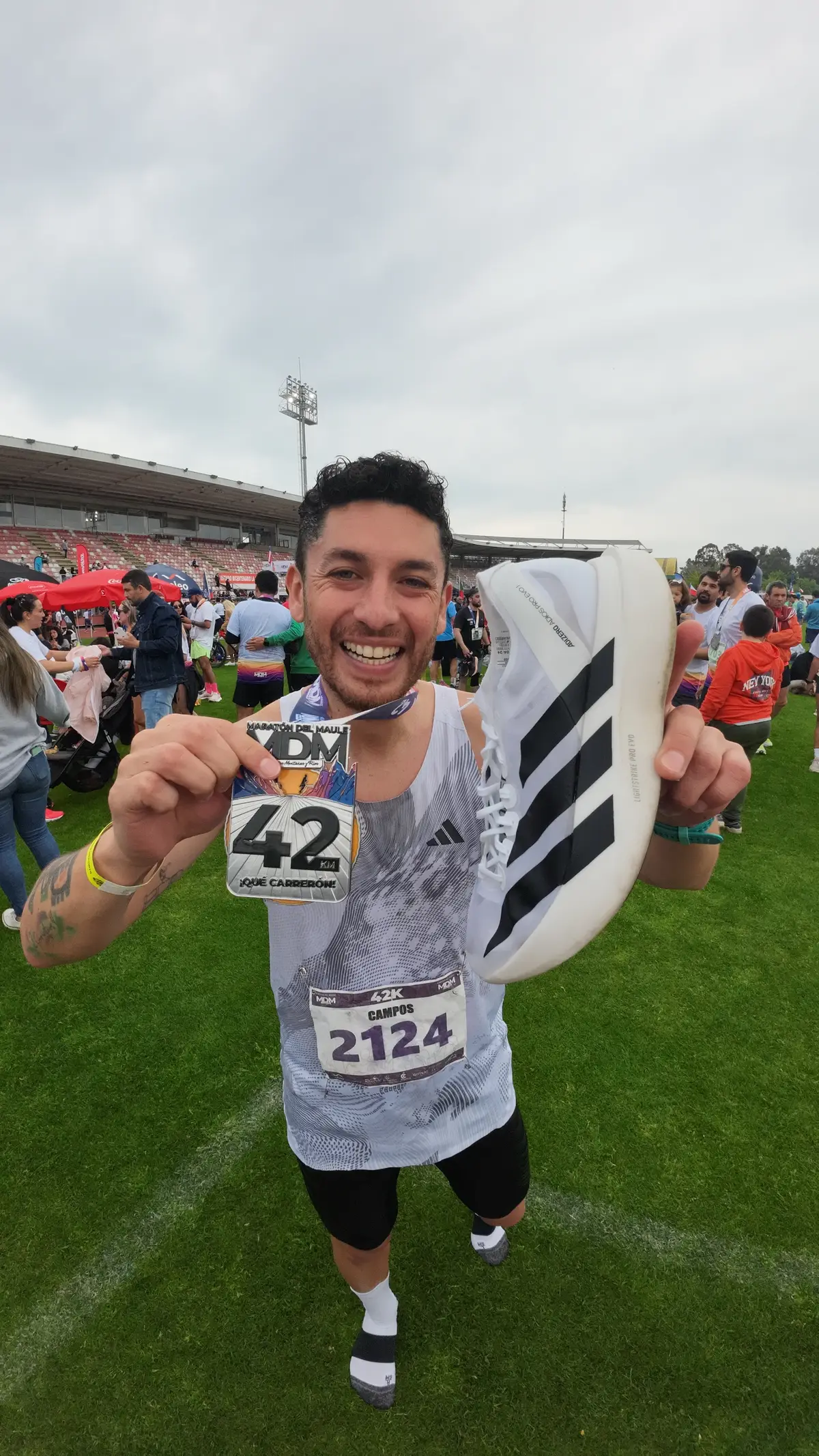 Finisher en el #MaratonDelMaule y confirmó todas mis sospechas: es una tremenda carrera, con una organización que se la juega por los corredores cuidando cada detalle y 100% recomendable. Me regreso a casa feliz y con ganas de regresar a la versión del otro año 🙌🏼 Y el review express de 3 cosas:  🏅 La medalla de la carrera es memorable. Realmente la mejor medalla de una carrera en Chile. 👟 Las Adizero Adios Pro Evo 1 son una locura de zapatilla. Todo lo que se ha escrito y dicho de ellas se queda corto. Ha sido un regalo de la vida correr un maratón con ellas. ⌚️ El Coros Pace 3 es sin la más mínima duda, el mejor reloj que he usado. Preciso, livianísimo y con una interfaz que permite ver los datos con claridad, aun cuando iba agonizando en los últimos kilómetros. ¡Qué ganas tenía de correr un maratón y que lindo que fue este! #CreadoConAdidas #AdiosProEvo1 #AdidasRunning #CorosPace3 #MaratonDelMaule #Maraton #RunningChile