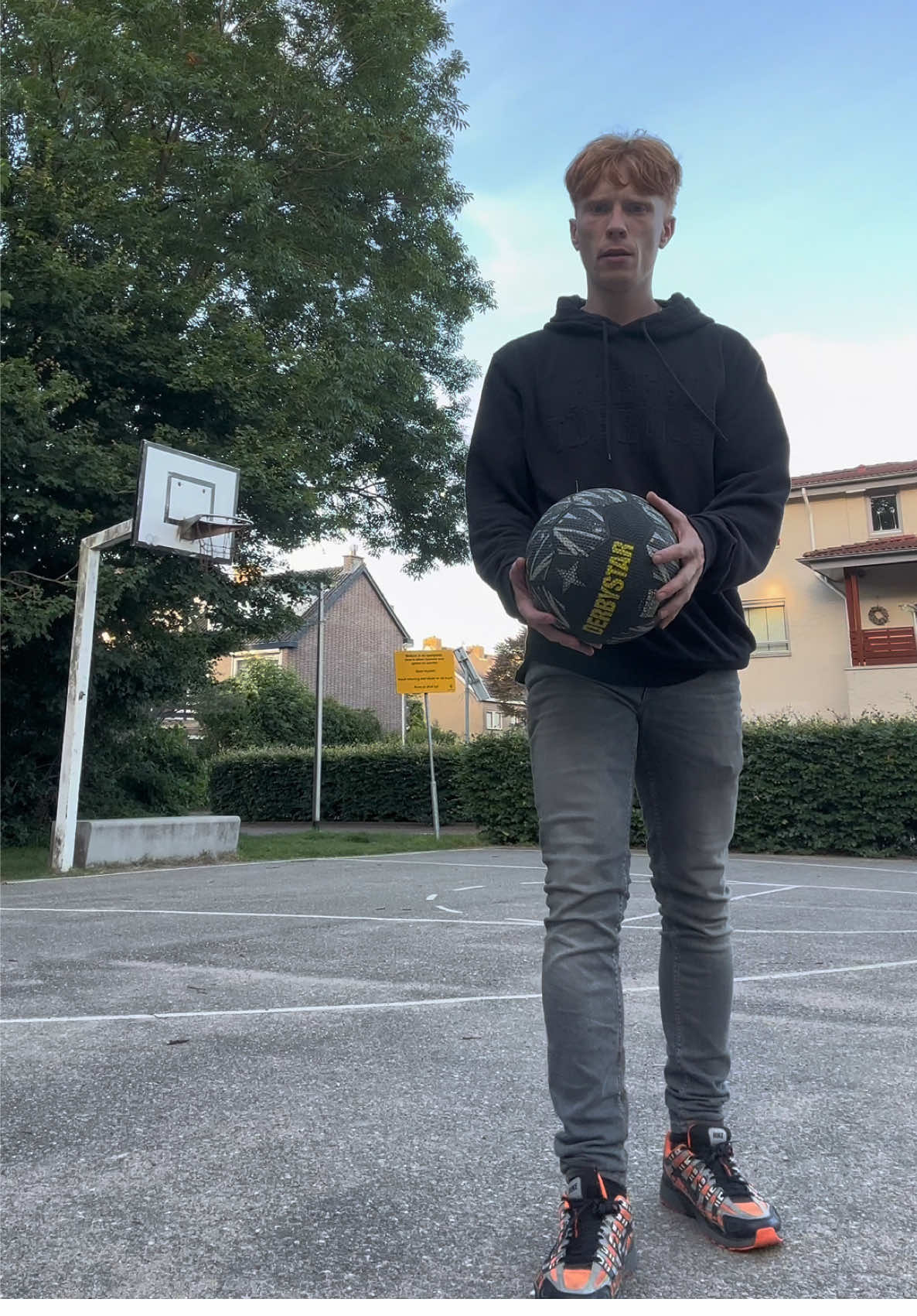 “Back in the Game? 👀🔥” #fyp #backinthegame #football #trickshot #glitchinthegame #nextlevel #freestyler #footbasket 