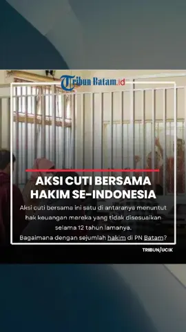 Sejumah hakim di Indonesia menggelar aksi.  Aksi yang mereka sebut dengan cuti bersama ini berdampak pada terganggunya proses sidang di Pengadilan Negeri (PN). Aksi cuti bersama ini satu di antaranya menuntut hak keuangan mereka yang tidak disesuaikan selama 12 tahun lamanya. Bagaimana dengan sejumlah hakim di PN Batam? Wartawan TribunBatam.id, Ucik Suwaibah melaporkan jika sejumlah hakim di PN Batam masih menggelar sidang seperti biasa. Berbeda dengan sejumlah wilayah yang terdampak cuti bersama, PN Batam memastikan agenda persidangan tetap berjalan sesuai jadwal. Terlihat di sel tahanan sementara PN Batam, para tahanan menunggu sidang sesuai jadwal yang telah ditentukan. 