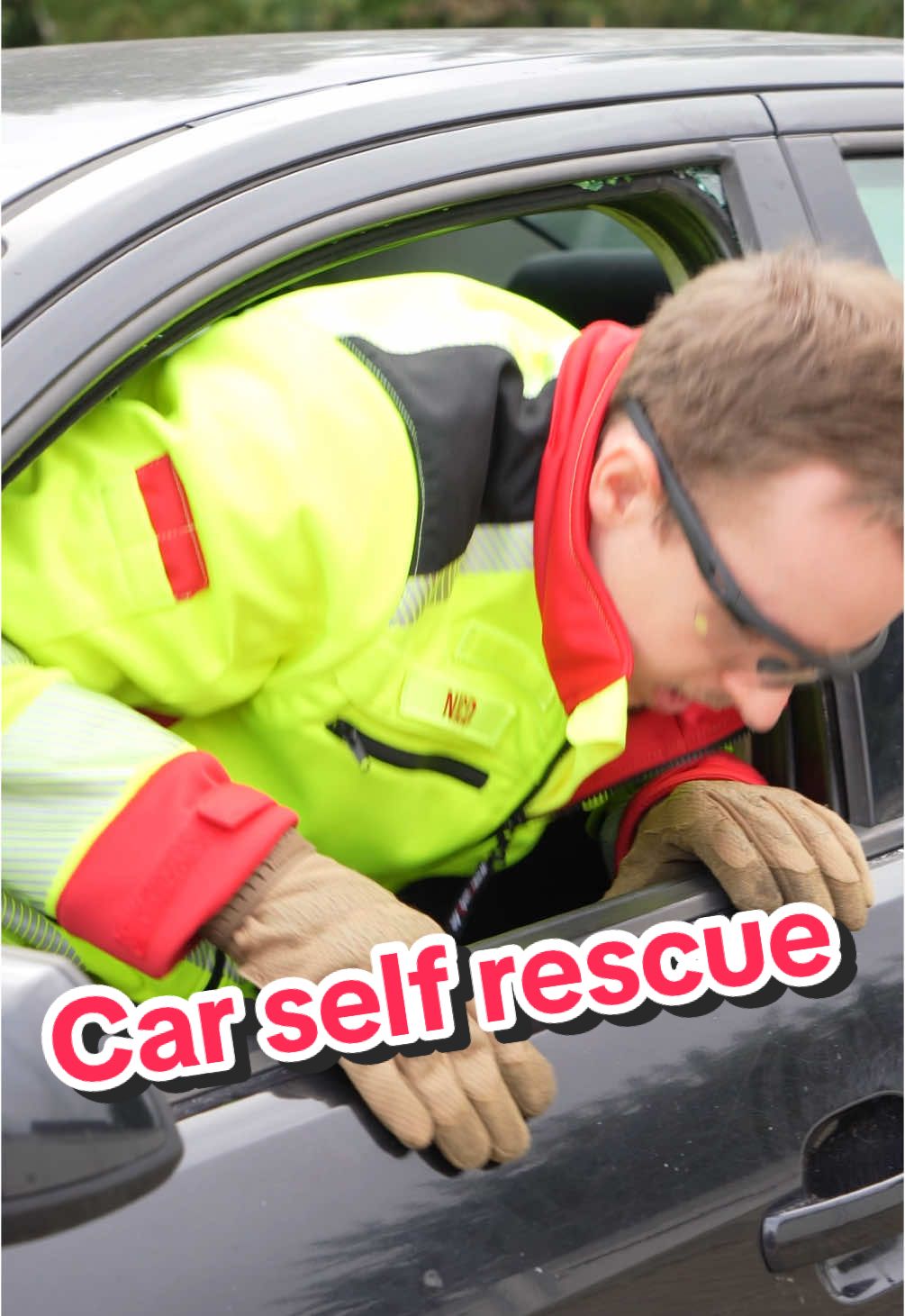 Life-Saving Tool You Need In Your Car! 💥🚗 The Resqme tool could be a life-saver! This compact device can quickly break windows and cut seatbelts, allowing you to escape fast when seconds count. Stay safe on the road! 🛑🔑 🛒 Get it via the link in our Bio!  #ambulance #emergency #paramedic #firstaid #rescue 