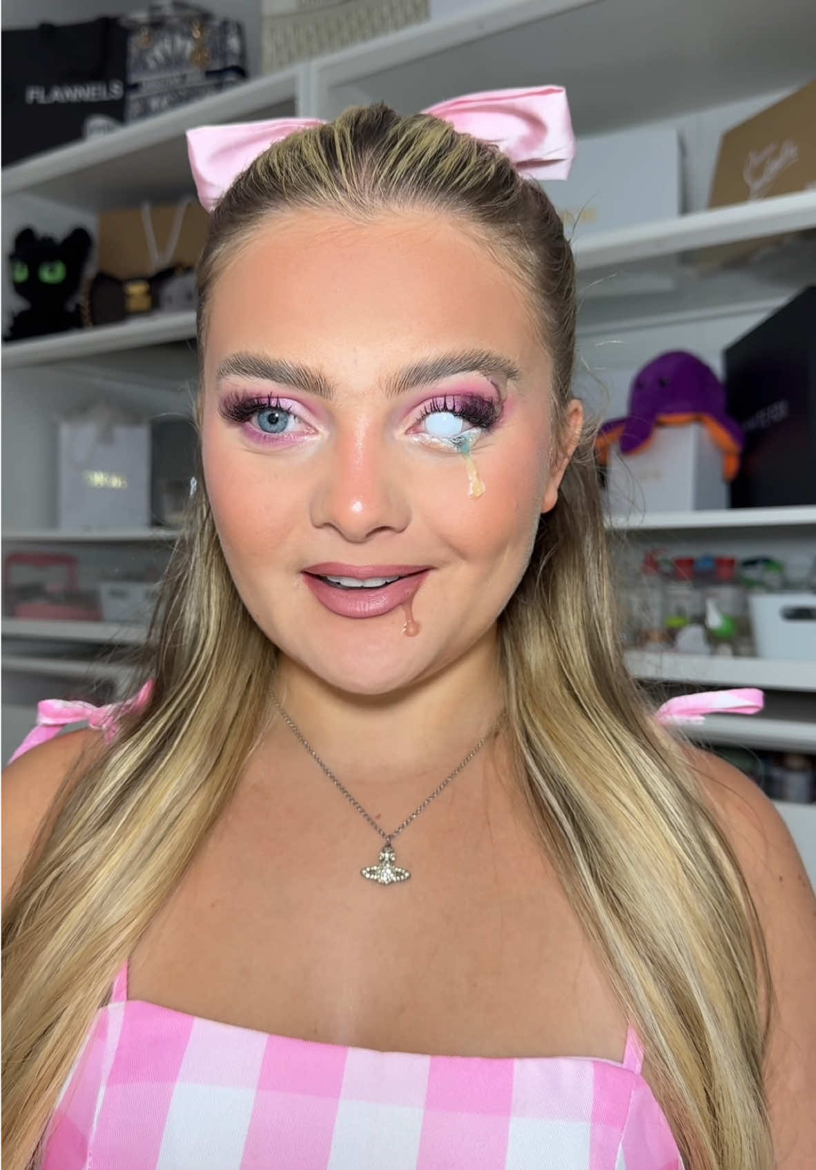 Melted barbie doll halloween makeup tutorial 👛💅🏼💕👑💁🏼‍♀️ Product list: @Too Faced born this way foundation  @Glow Hub hyglaze golden hour @By Caitlyn Collection foundation brush @Clomaná Beauty sponges  @Huda Beauty faux filter conclear  @MaybellineUK age rewind concealer for spot concealing  @Peaches & Cream cream bronzer and brush @Charlotte Tilbury liquid blush wand @hudabeautyshop poundcake loose setting powder  @unicorn_cosmetics powder puff @Ciate London powder bronzer @nyxcosmetics_uk buttermelt blusher in shade “u know butta” (because you know better than to not use u know butta xox) @thebeautycrop oui cherie setting mist (obvs!) @lorealparisuk infallible brow gel @Morphe Cosmetics brow pomade shade ash brown and angled brow brush @collectioncosmetics highlighter (LUSH!!!) @madebymitchell colour case  @NYX Professional Makeup colourful eyeshadow pallette  @Mehron Makeup special FX melting wax 3D gel @Doll Beauty lip liner shade “you go girl” and lippy shade “dolled out”  @Maybelline NY sky high mascara  @Lulubellslashes half lash boujee on a budget half lash (you get like 10 in a pack, such good value for money!!) i used the @Grays Norfolk LTD lash glue too - best lash glue on the market💅🏼