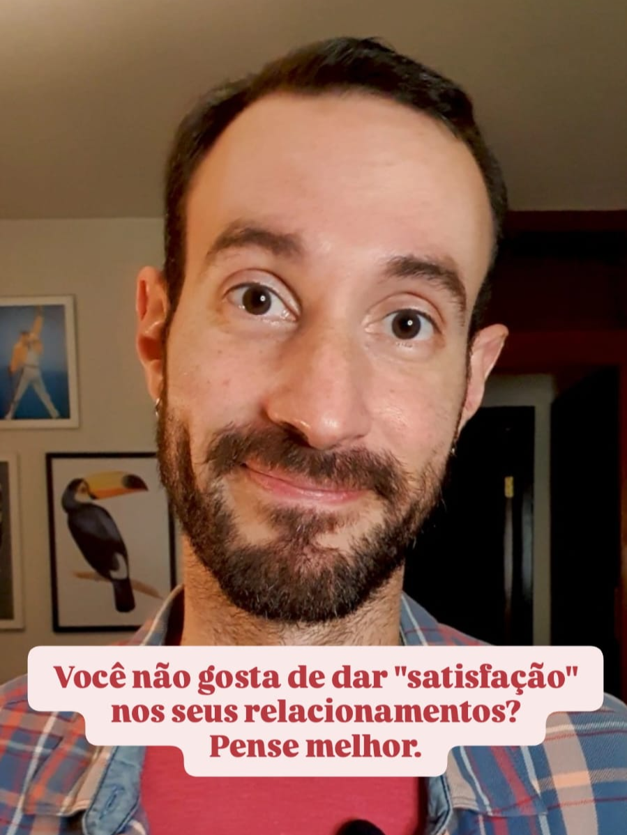 Quando você avisa seu parceiro ou parceira por mensagem que você vai entrar numa reunião, ou que vai sair com amigos para ir no bar tal, a tal horas, e a que horas pretende voltar, você não está dando satisfação. Sua namorada não é sua mãe pra você dar satisfação. Seu namorado não é seu dono pra você dar satisfação. Você está apenas se comunicando com qualidade pois você respeita aquele ou aquela que você tanto ama e cativa. Quem não gosta ou não quer manter seus parceiros atualizados acha que não tem problema continuar no estilo de vida solteiro quando entra num relacionamento sério. Você não vai conseguir namorar e preservar 100% da sua individualidade. Até porque a graça de um relacionamento é que existam três pessoas: você, ele e vocês. E o vocês depende, sim, de comunicação de qualidade, conexão e consistência. E bem na real, o que as pessoas esperam de você não é só que você se comunique bem, mas que você seja interessante e esteja interessado. Pois quem está interessado e é respeitoso não está dando satisfação, está na verdade se comunicando pois quer se manter conectado e curte muito a rotina e a dinâmica de uma vida a dois. #relacionamentos #relacionamento #casal #namorados #namoro #ficante #comunicaçãonãoviolenta #ficantes #casais #satisfação