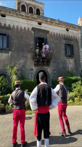 Situato tra gli agrumeti della splendida Riviera di Taormina, il Castello degli Schiavi è un autentico gioiello del barocco rurale siciliano del ’700. Ma non è solo la sua bellezza a colpire: questo luogo è intriso di storia e leggende affascinanti! 🏰✨ 💬Sapevate che il castello deve il suo nome a una leggenda che parla di un medico palermitano e di pirati turchi? Raccontatemi nei commenti se conoscete altre storie legate a questo luogo! 📸 Qual è la vostra scena preferita de Il Padrino, film che ha utilizzato questo castello come set? Scrivetelo qui sotto! 🎥🍿 #castellodeglischiavi #storia #ilpadrino #thegodfather #sicily #sicilia #italia #italy #pioandreaperi 