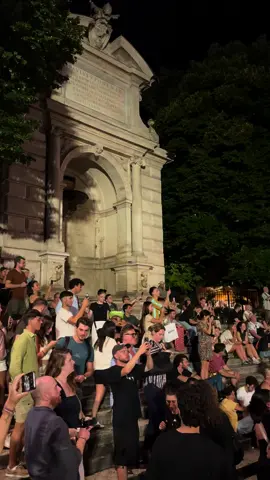 Dancing in Piazza Trilussa, Trastevere 🎶🎉  #trastevere #trastevererome #trastevereroma #trasteverenightlife #piazzatrilussa #trilussa #trilussaroma #roma #romacittàeterna #romecity #romaitalia 