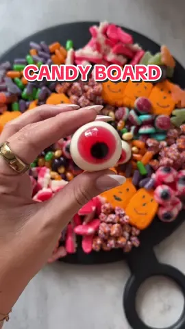 halloween candy board!🎃 did the peeps ruin it?😭#halloweenlook #halloweencandy #halloween #halloweenappetizers #halloweenfood #halloweensnacks #halloweenboard #halloweenparty 