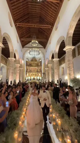 Menciona a esa persona con la que deseas verte así algún día 🥹💍 @Silvyaraujo 💕 #boda #wedding #altar #emocion #boda2024 #entradanovia #novios #matrimonio #ceremonia #iglesia #españa #malaga 