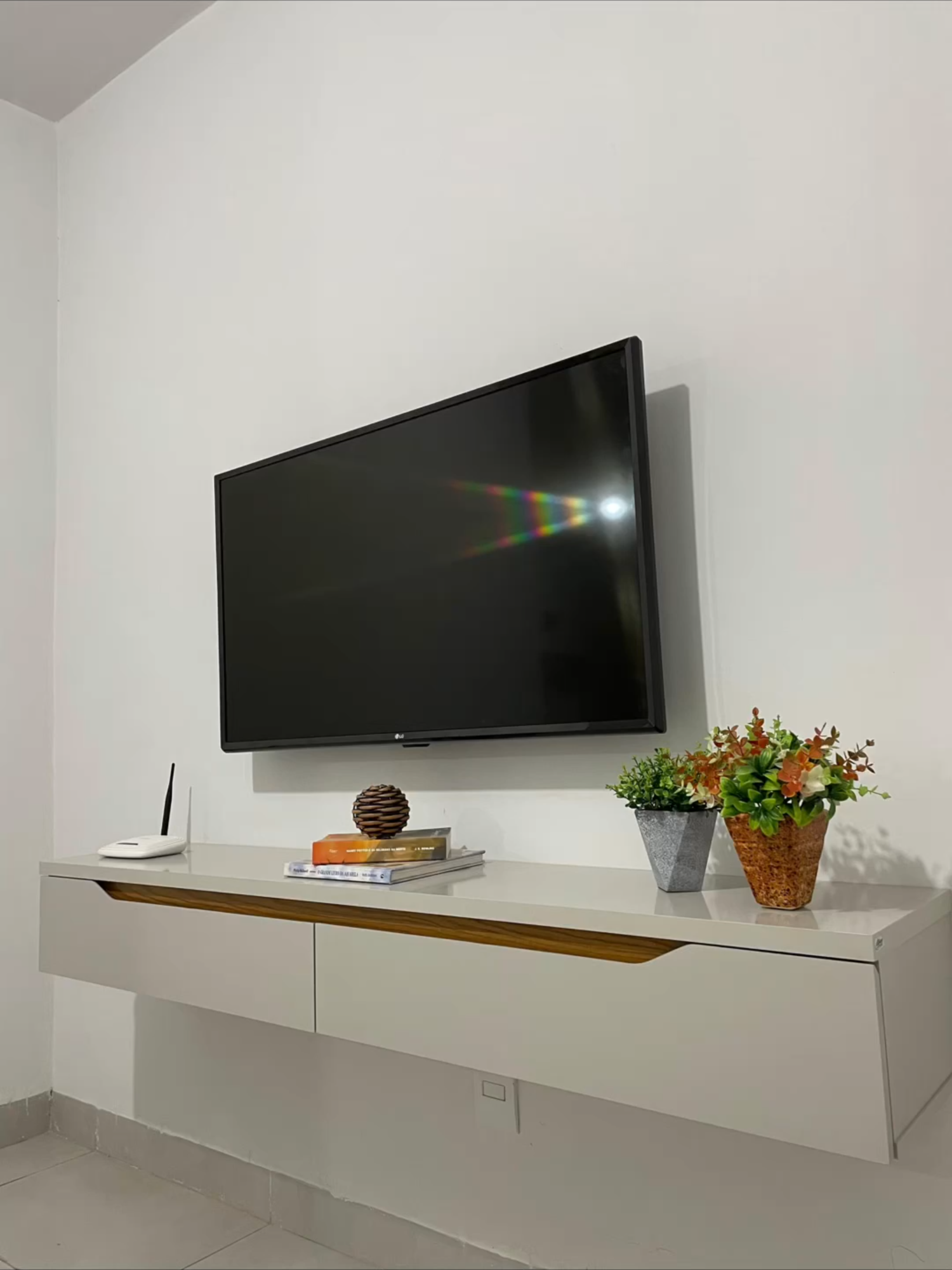 Rack Suspenso Uno Confira em @olivar.com.br #RACK #decoração #decoraçãodeinteriores #VIRAL #móveis