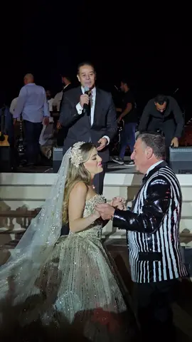@Medhat Saleh - مدحت صالح live performing a touching father-daughter song✨! #lebaneseweddings #egyptwedding #egypt #pyramids #viral #foryoupage #fyp #viral #medhatsaleh 