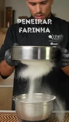 PENEIRAR FARINHA  - Bancada cheia de farinha na hora de fazer um bolo? NUNCA MAIS!!! 😏😅 Diz-me nos comentários se vais colocar esta dica em prática.😍 E agora? Agora é a tua vez!!!😏🫵 - - - - - #ochefemtuacasa #qchef #truquesedicas