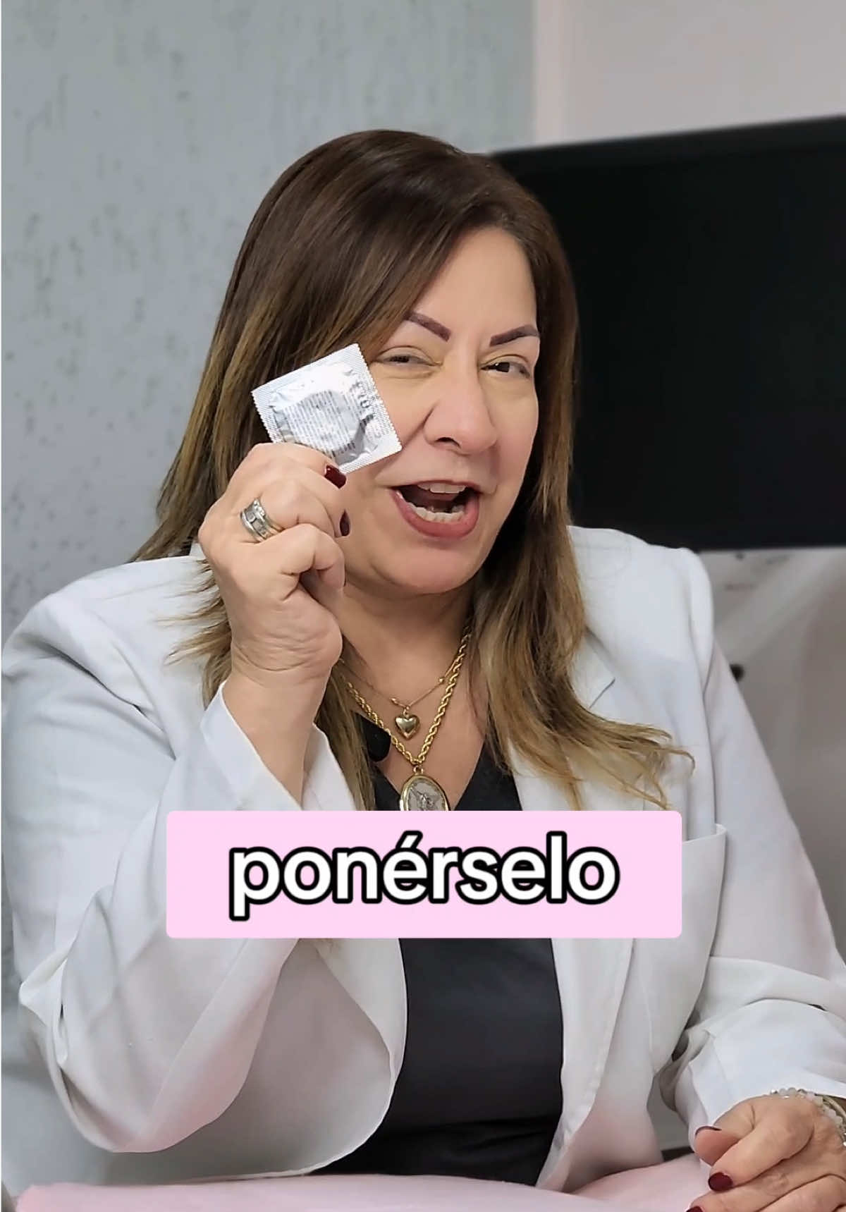 Como se debe colocar elnoreservativo nuestra pareja (ellos) Verifica fecha de vencimiento y que no este roto..  Cualquier duda aqui la doctora de ellas  #preservativefree #proteccion #planificacionfamiliar #iniciovidaresponsable #ginecologo  #viral #fyt 